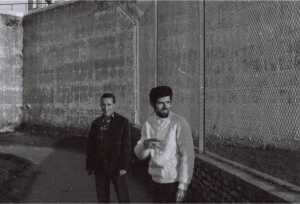 Dans la cour de promenade